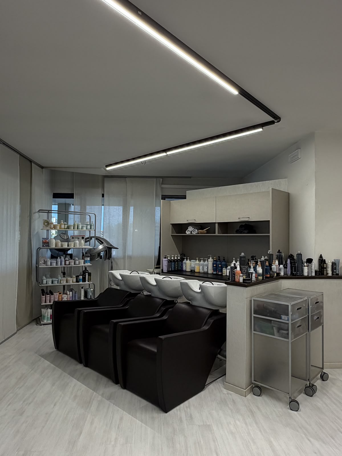 La zona lavaggio del salone
